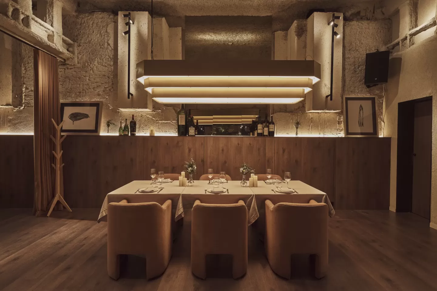 Comedor privado de Arzábal Bernabéu con paredes de piedra e iluminación cálida
