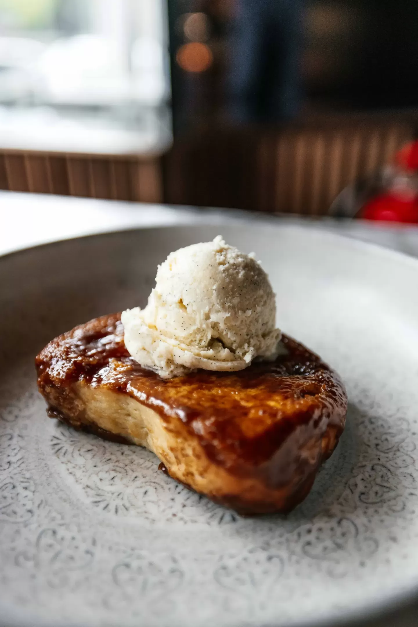 Torrija caramelizada con helado de vainilla de Arzábal