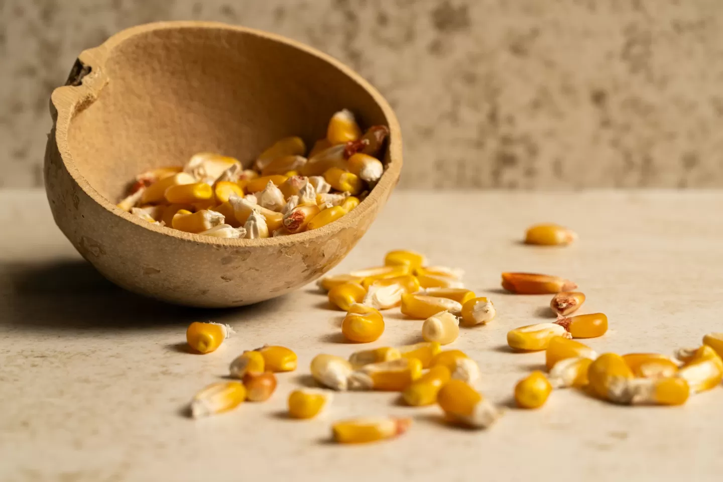 Granos de maíz en una jícara, ingrediente central de la cocina de ŌME