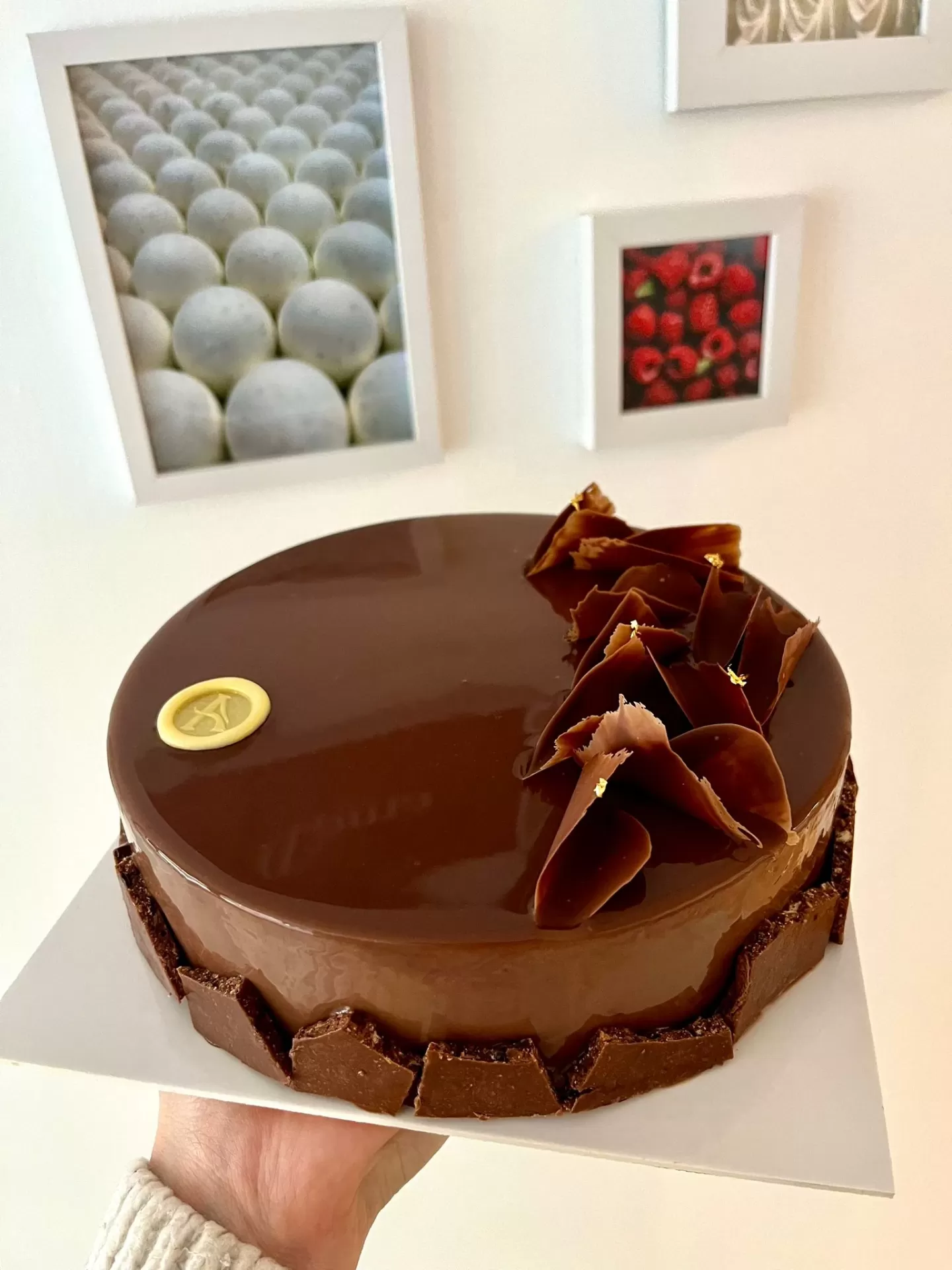 Tarta de chocolate glaseada con virutas templadas de ITAMA