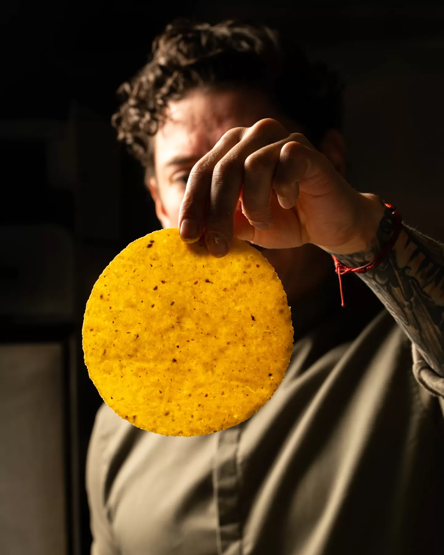 Tortilla de maíz recién elaborada en la cocina de ŌME