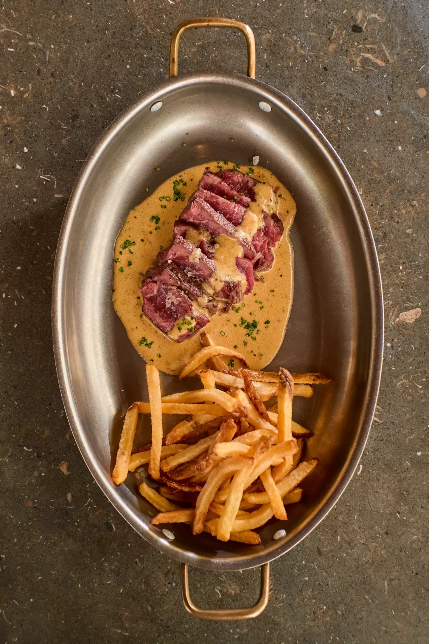 Solomillo de ternera con salsa de pimienta y patatas fritas de El Jardín de Arzábal
