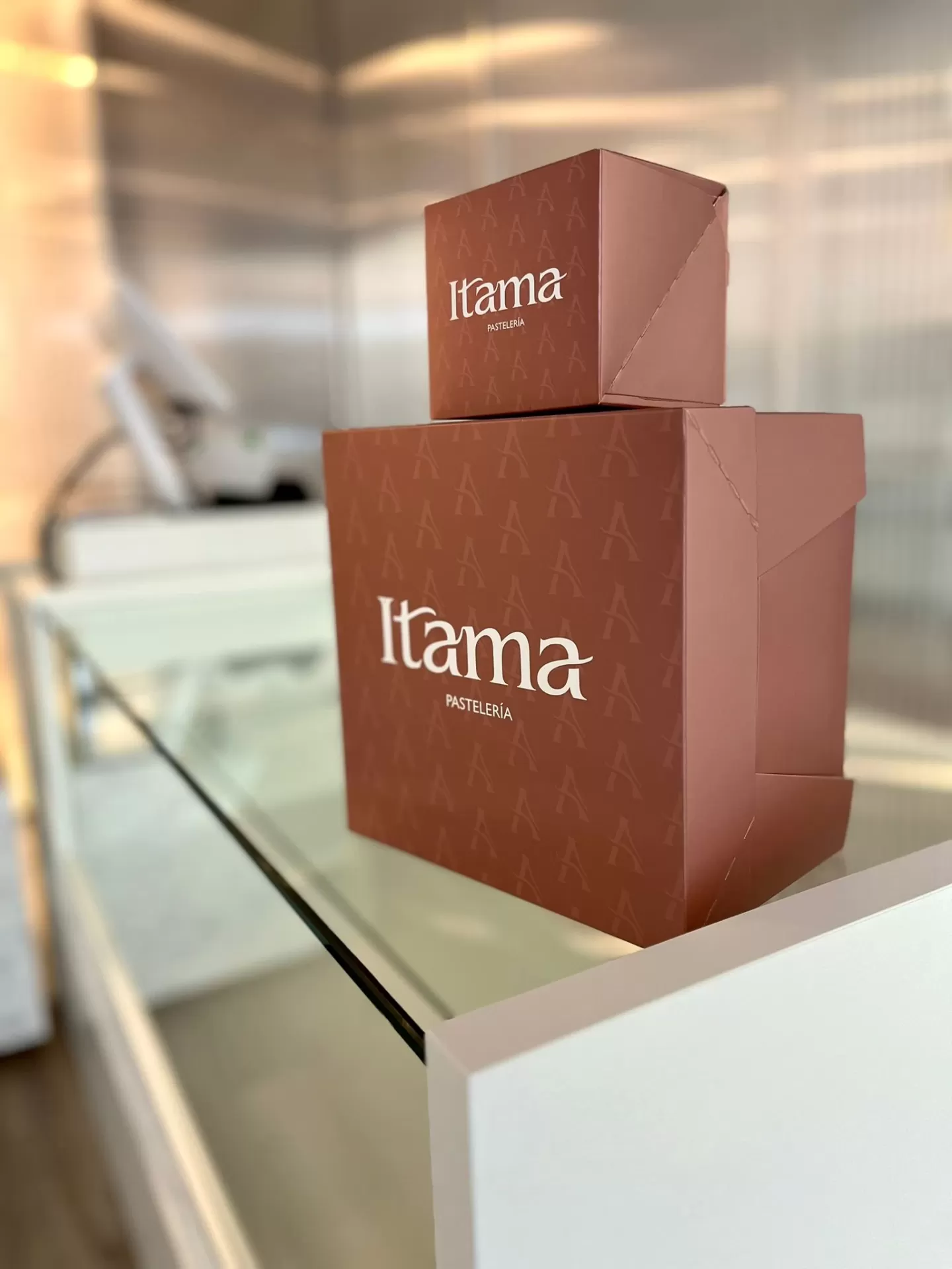 Cajas de la pastelería ITAMA sobre el mostrador de la tienda